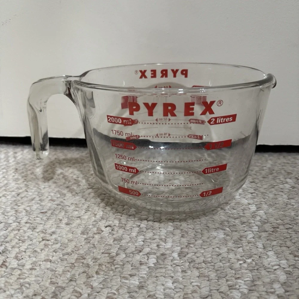 PYREX 8 Cups 64 Oz 2 Quarts Red Lettering Measuring Cup 2000 ML 2 Litres - Picture 2 of 7